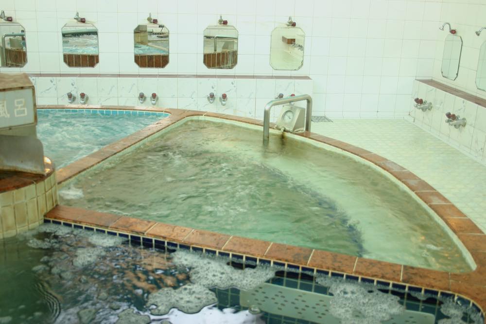 寿湯 大田区 京急蒲田駅 丸い湯船が浴室の真ん中にドーン 熱いお湯と強烈な電気風呂が待ってます 公式 東京銭湯 東京都浴場組合